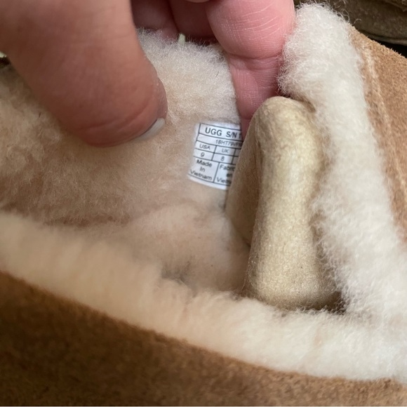 UGG Mascot Slipper (Model 1101110) Size 9 - Picture 2 of 7